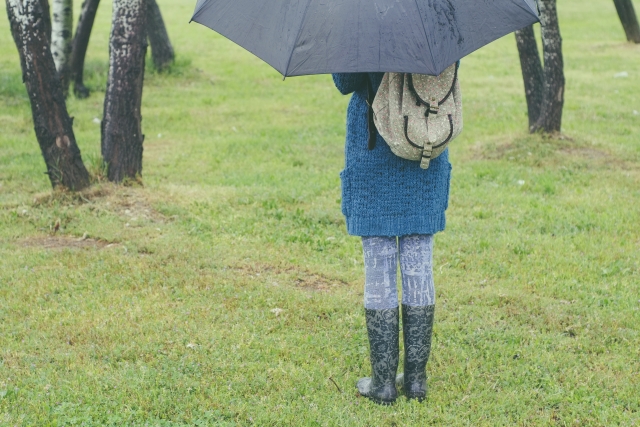 雨の日デートの服装はどうする 男性目線のおすすめとｎｇまとめ Light Up ライトアップ